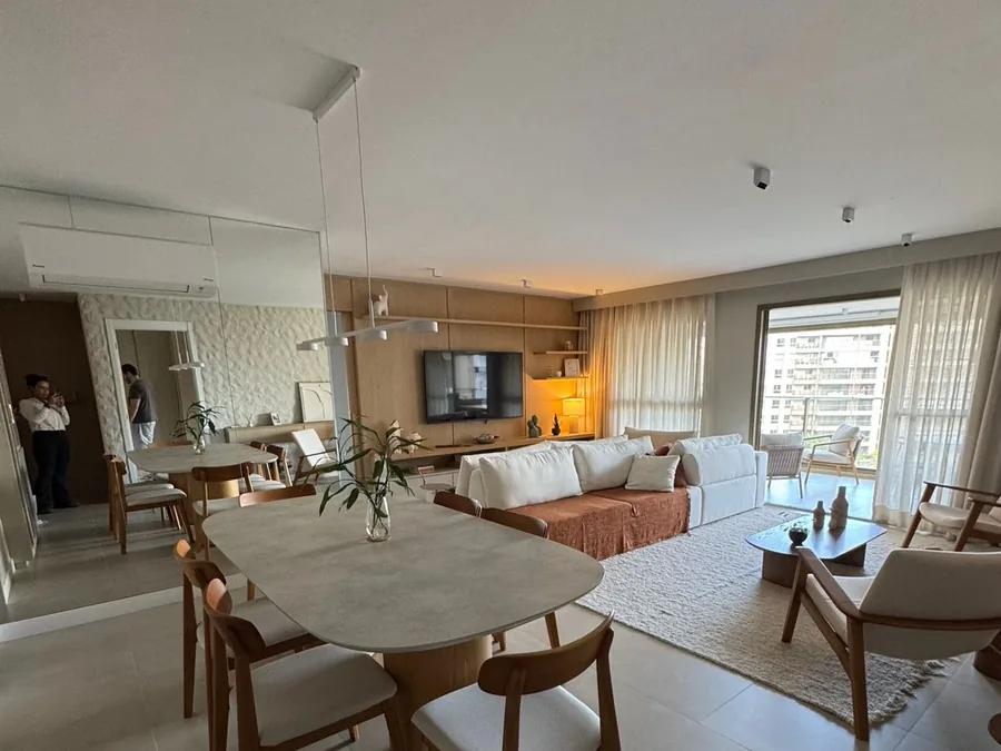 Sala de estar e jantar integrada, reforma completa conduzida pela Apto Engenharia na Barra da Tijuca